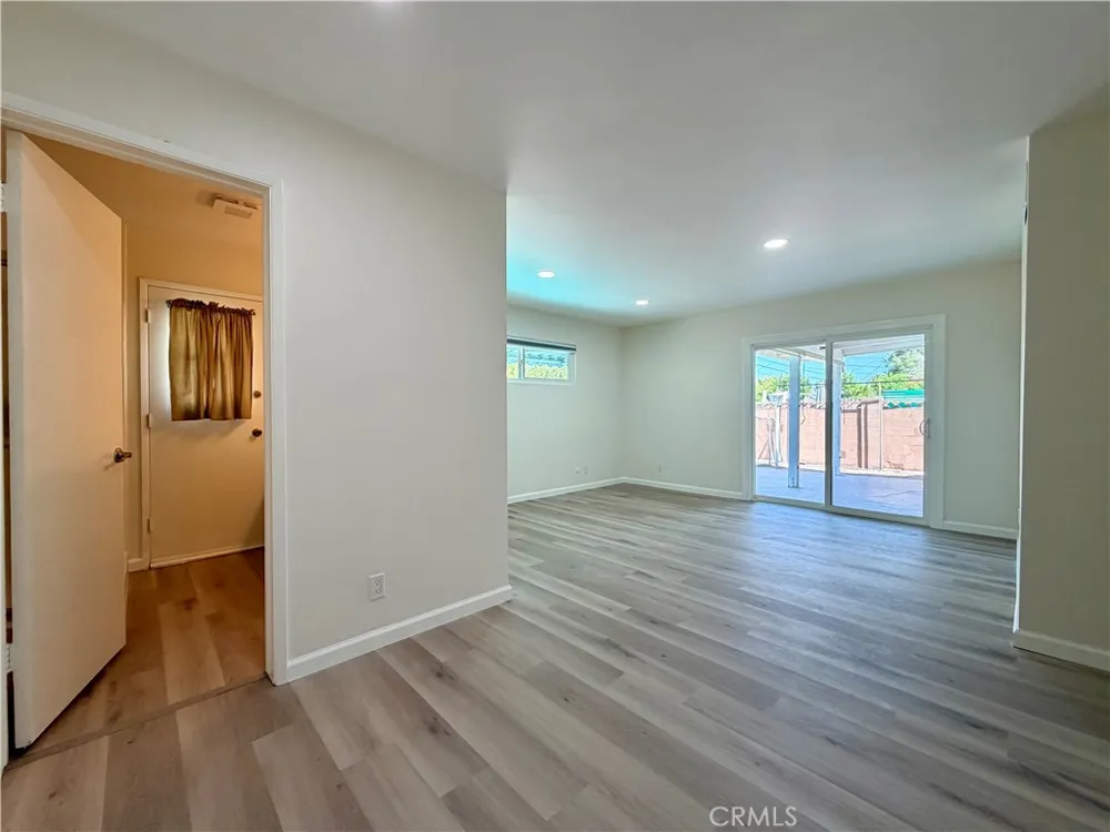 6621 Whitman Avenue Lake Balboa, CA 91406