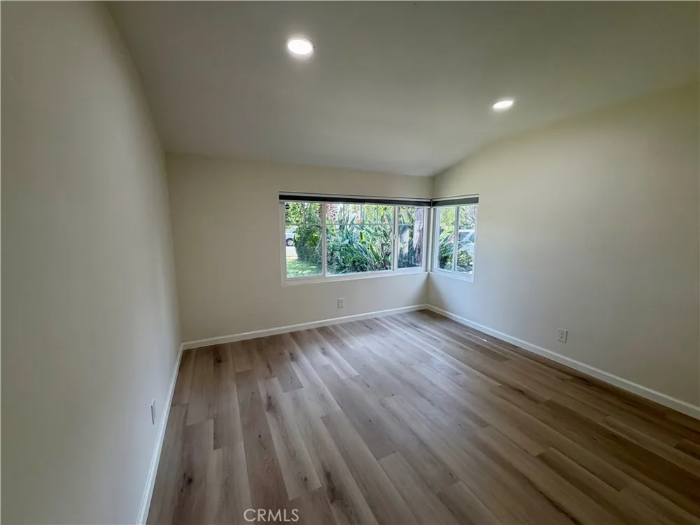 6621 Whitman Avenue Lake Balboa, CA 91406