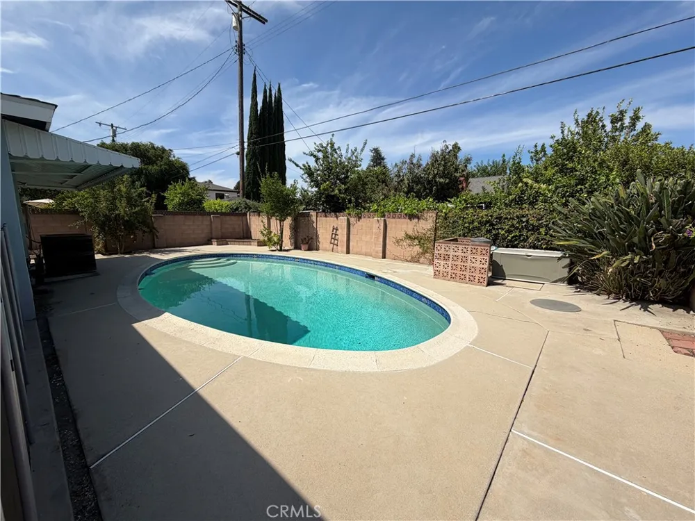 6621 Whitman Avenue Lake Balboa, CA 91406