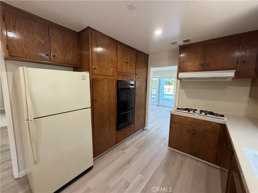 6621 Whitman Avenue Lake Balboa, CA 91406