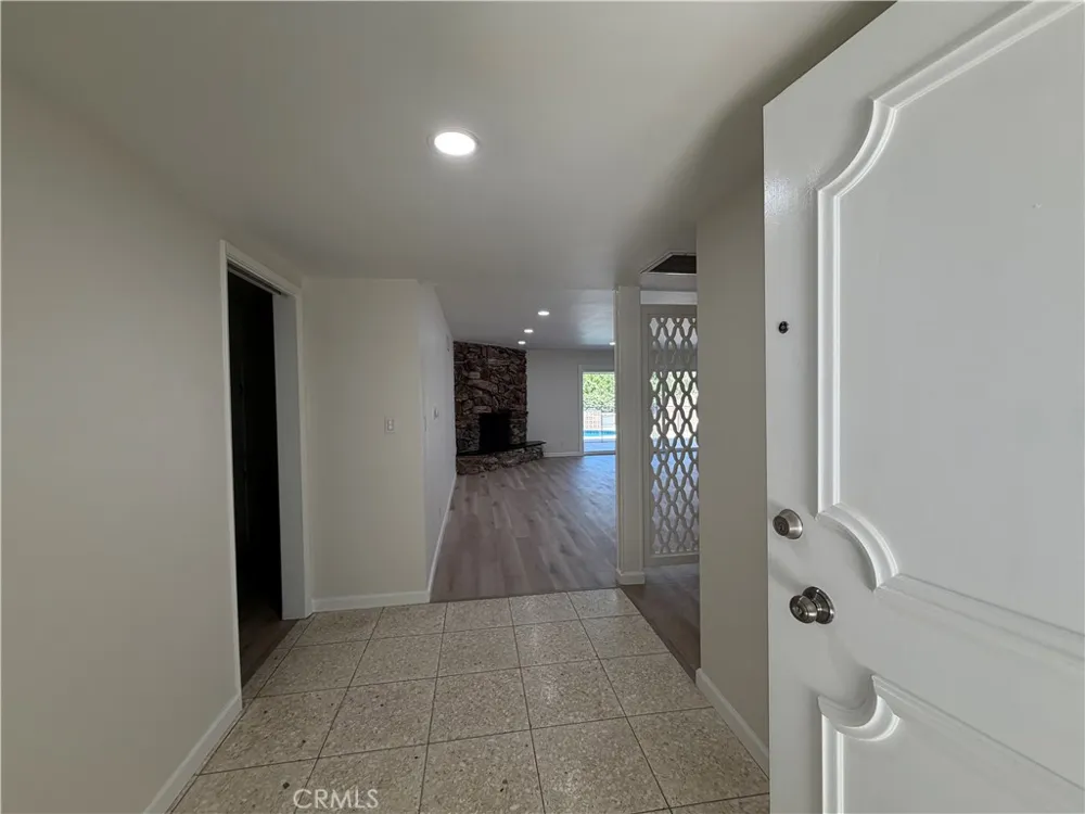 6621 Whitman Avenue Lake Balboa, CA 91406