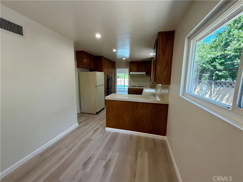 6621 Whitman Avenue Lake Balboa, CA 91406