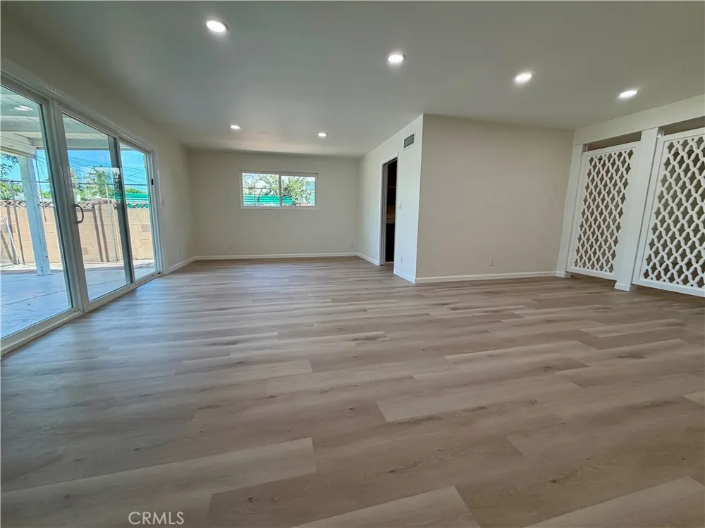 6621 Whitman Avenue Lake Balboa, CA 91406
