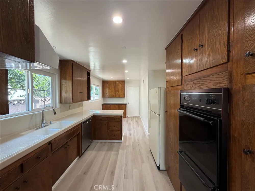 6621 Whitman Avenue Lake Balboa, CA 91406
