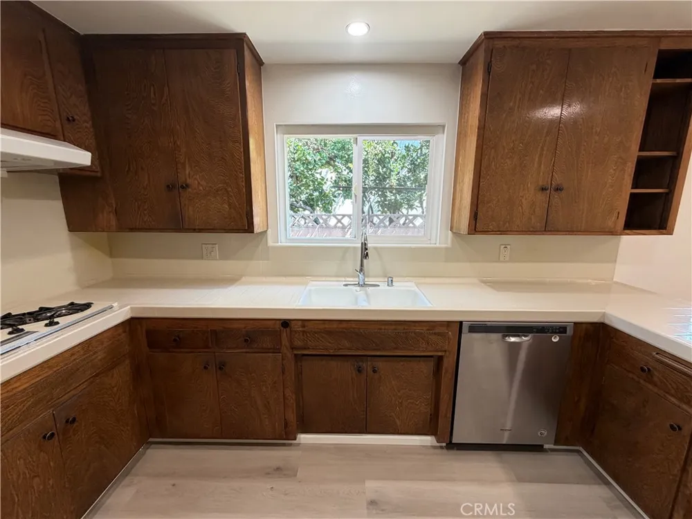 6621 Whitman Avenue Lake Balboa, CA 91406