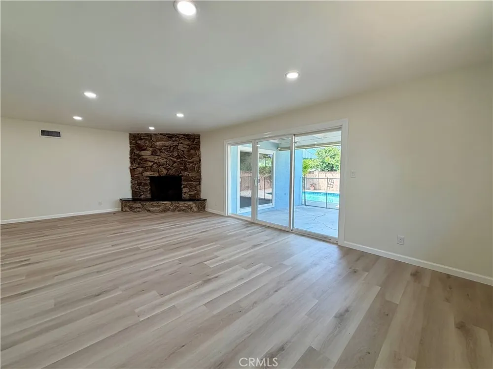 6621 Whitman Avenue Lake Balboa, CA 91406