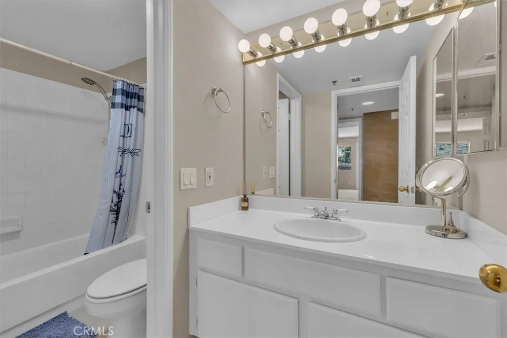 5837 Oak Bend #311 Oak Park, CA 91377