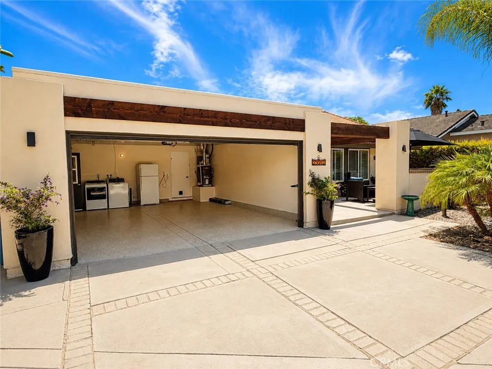 25312 Pike Laguna Hills, CA 92653