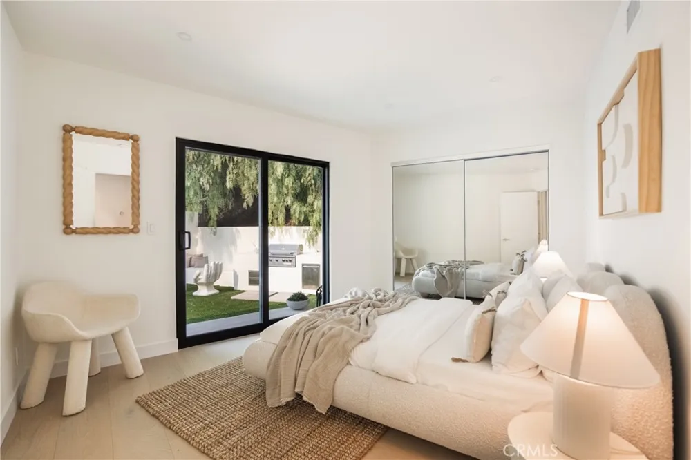 19629 Wells Dr Tarzana, CA 91356
