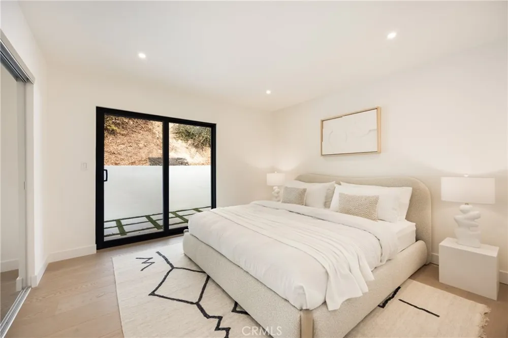 19629 Wells Dr Tarzana, CA 91356