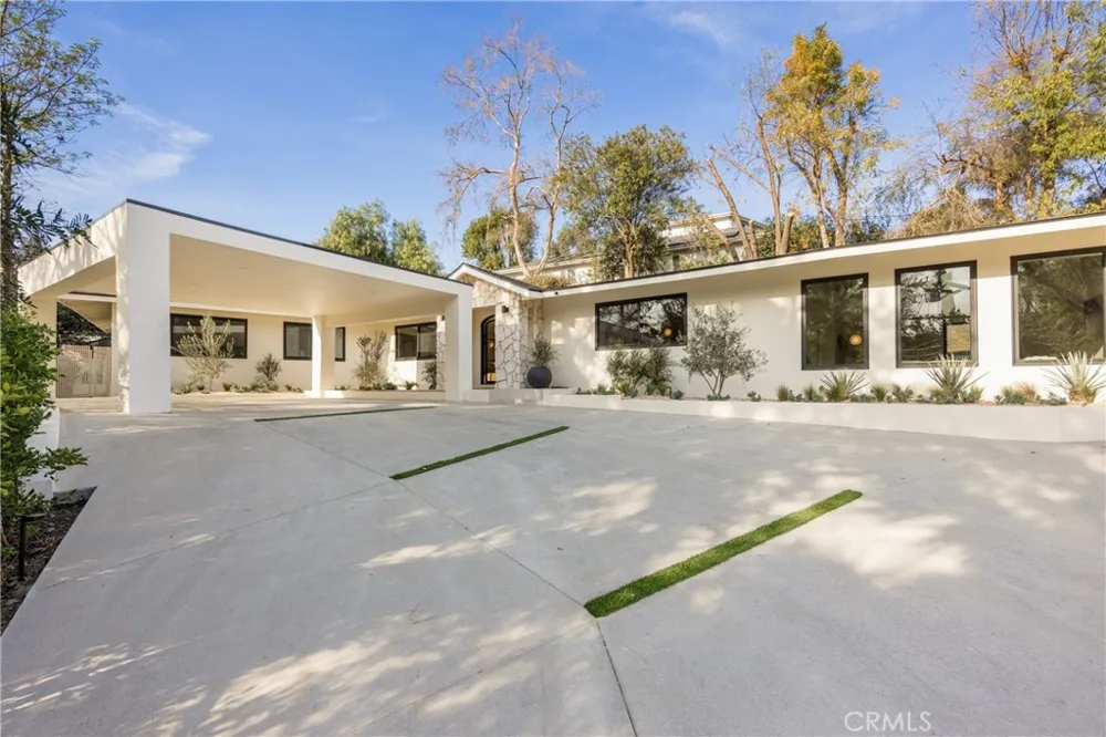 19629 Wells Dr Tarzana, CA 91356