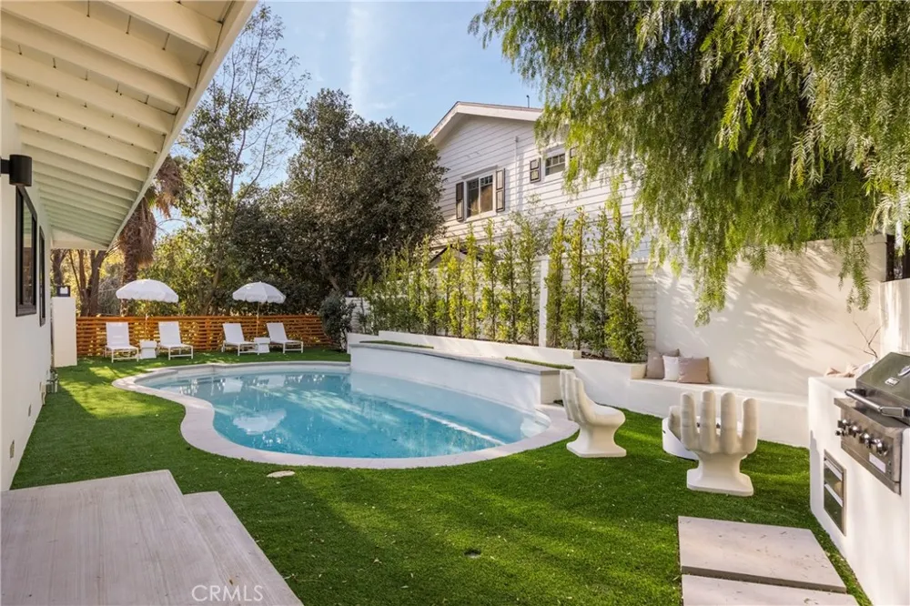 19629 Wells Dr Tarzana, CA 91356