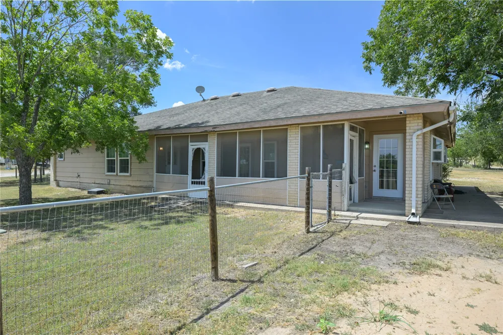 2481 Highway 21 W Dale, TX 78616