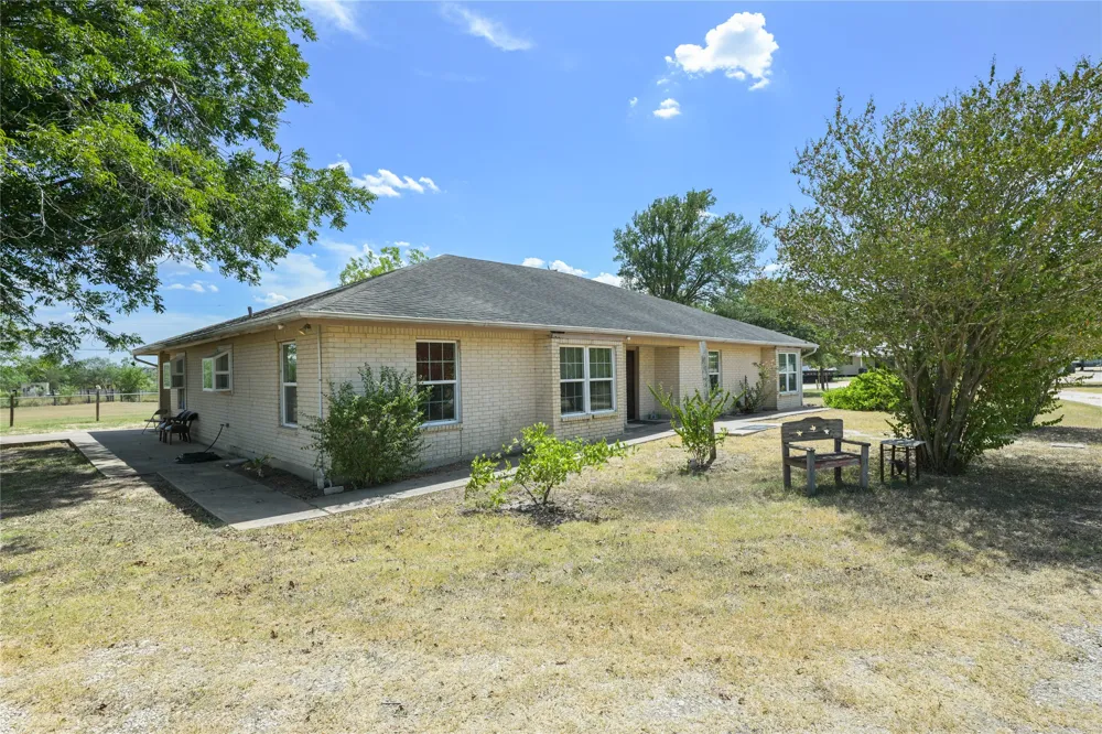 2481 Highway 21 W Dale, TX 78616