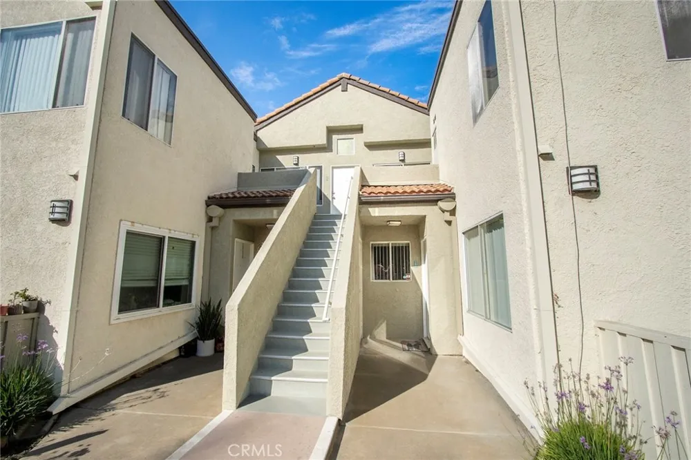 21203 Trumpet #203 Newhall, CA 91321