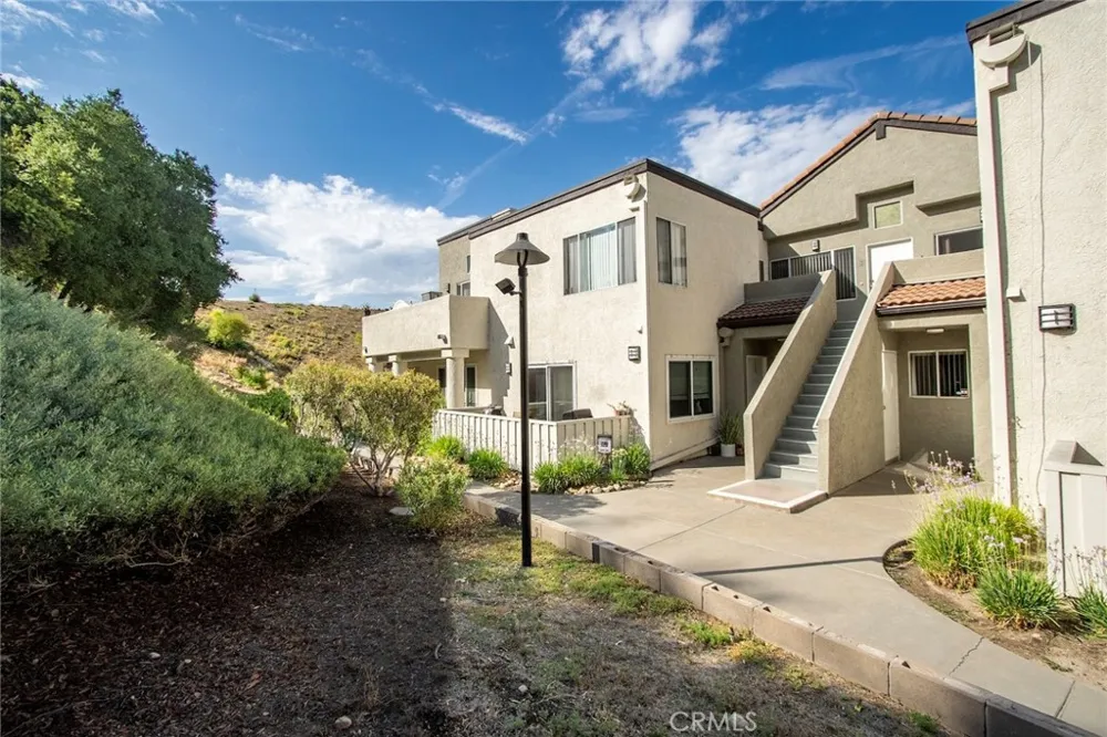 21203 Trumpet #203 Newhall, CA 91321