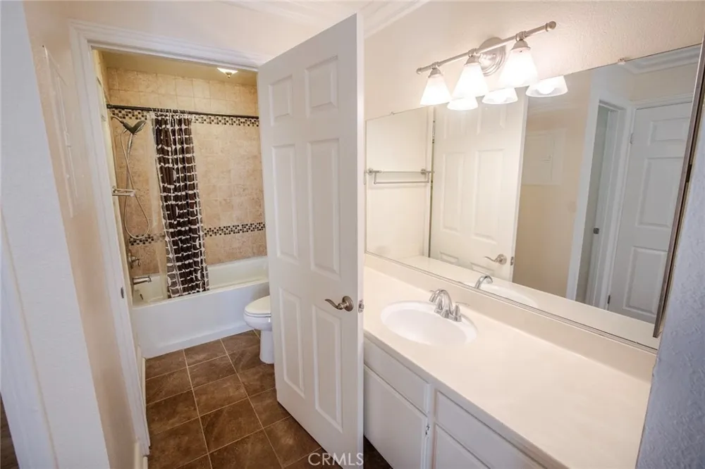 21203 Trumpet #203 Newhall, CA 91321