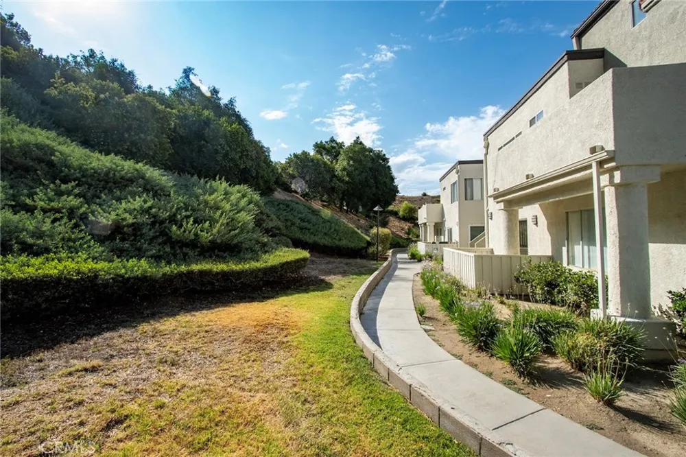 21203 Trumpet #203 Newhall, CA 91321