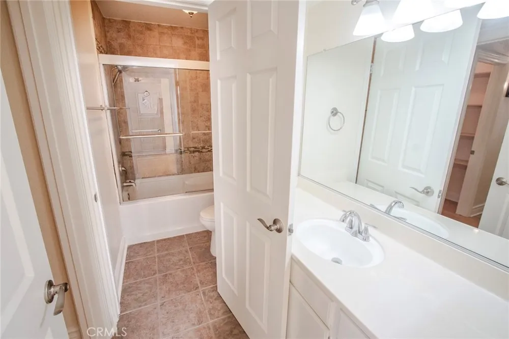 21203 Trumpet #203 Newhall, CA 91321