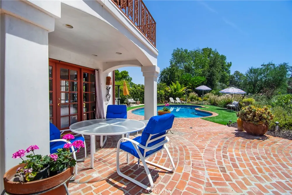 18690 Pasadero Drive Tarzana, CA 91356