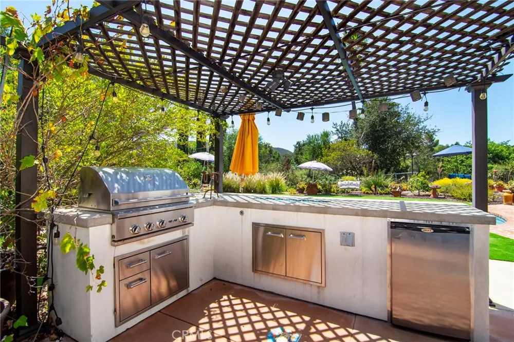 18690 Pasadero Drive Tarzana, CA 91356