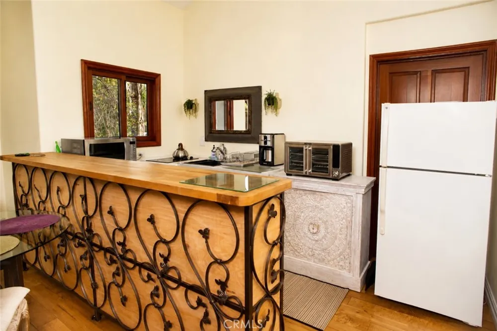 18690 Pasadero Drive Tarzana, CA 91356