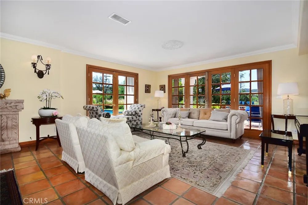 18690 Pasadero Drive Tarzana, CA 91356