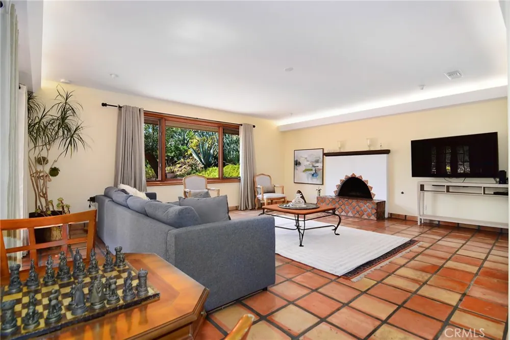 18690 Pasadero Drive Tarzana, CA 91356