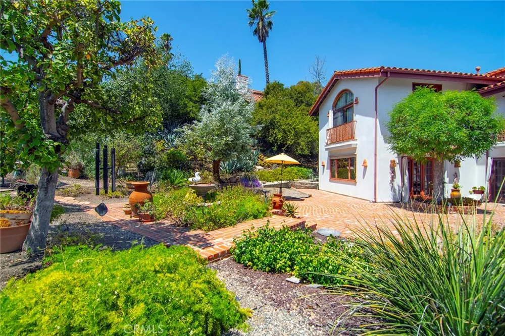 18690 Pasadero Drive Tarzana, CA 91356