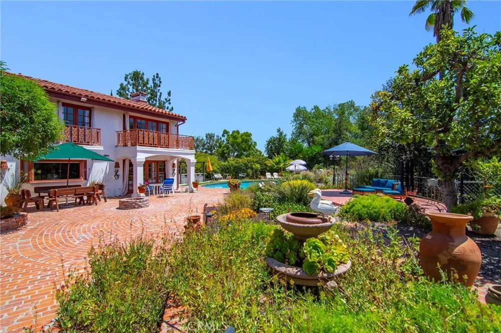 18690 Pasadero Drive Tarzana, CA 91356