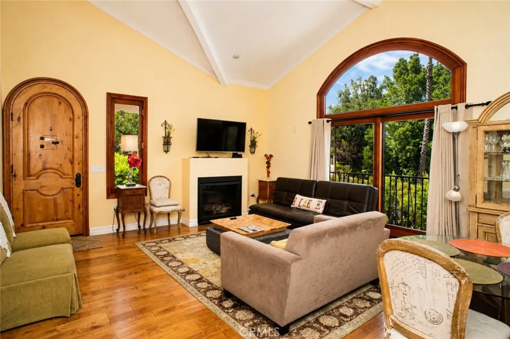 18690 Pasadero Drive Tarzana, CA 91356