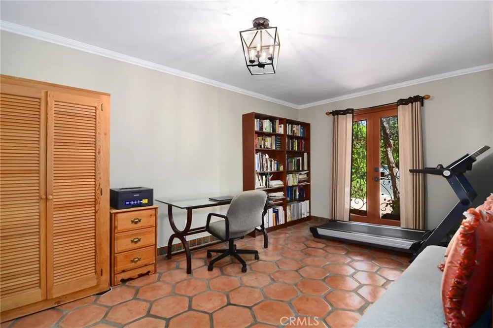 18690 Pasadero Drive Tarzana, CA 91356