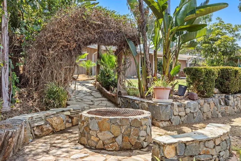 2128 Bautista Ave Vista, CA 92084