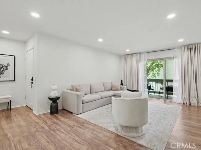 23677 Park Capri #20 Calabasas, CA 91302