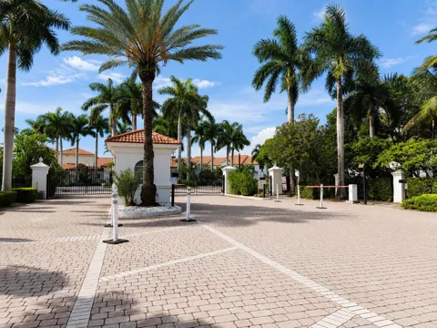 106 VILLA CIRCLE #106