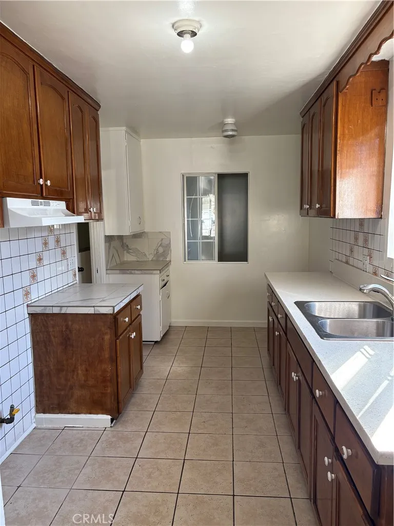 11241 De Haven Ave. Pacoima, CA 91331