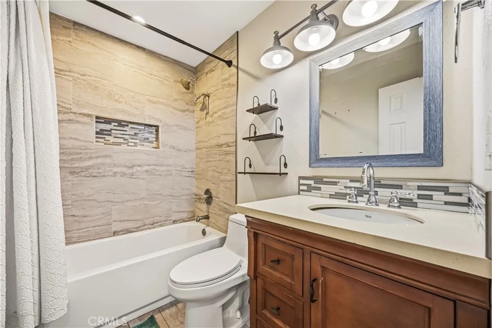 560 W Los Angeles Drive Vista, CA 92083