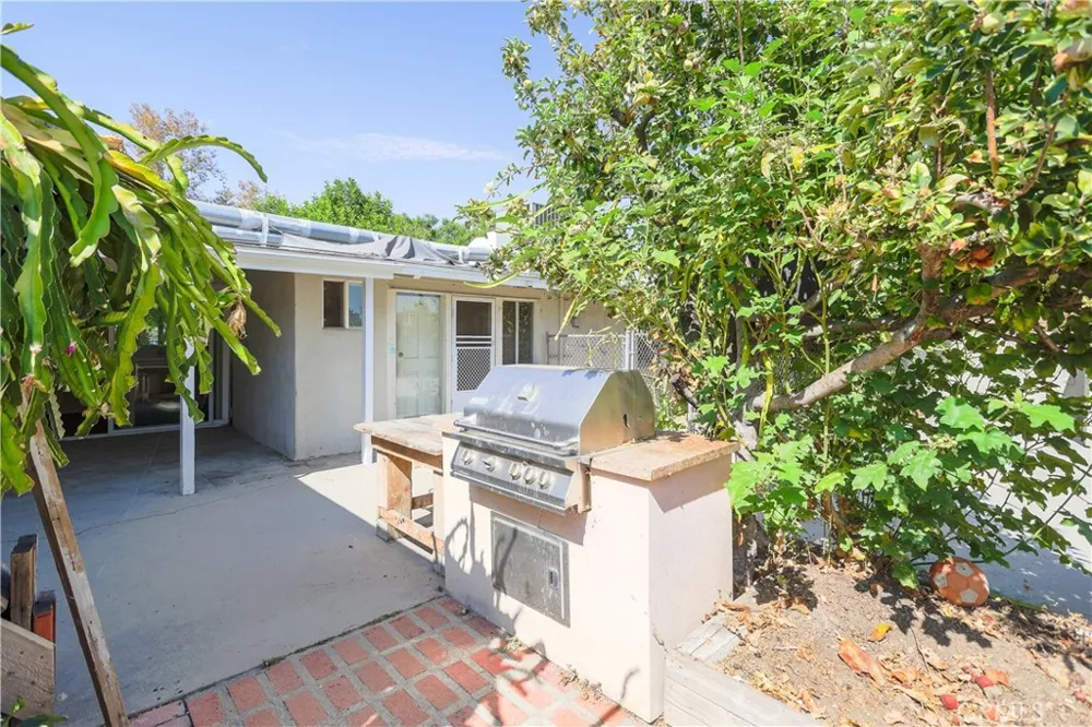 19338 Elkwood Street Reseda, CA 91335