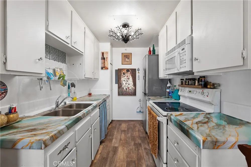 5460 White Oak Avenue #G307 Encino, CA 91316