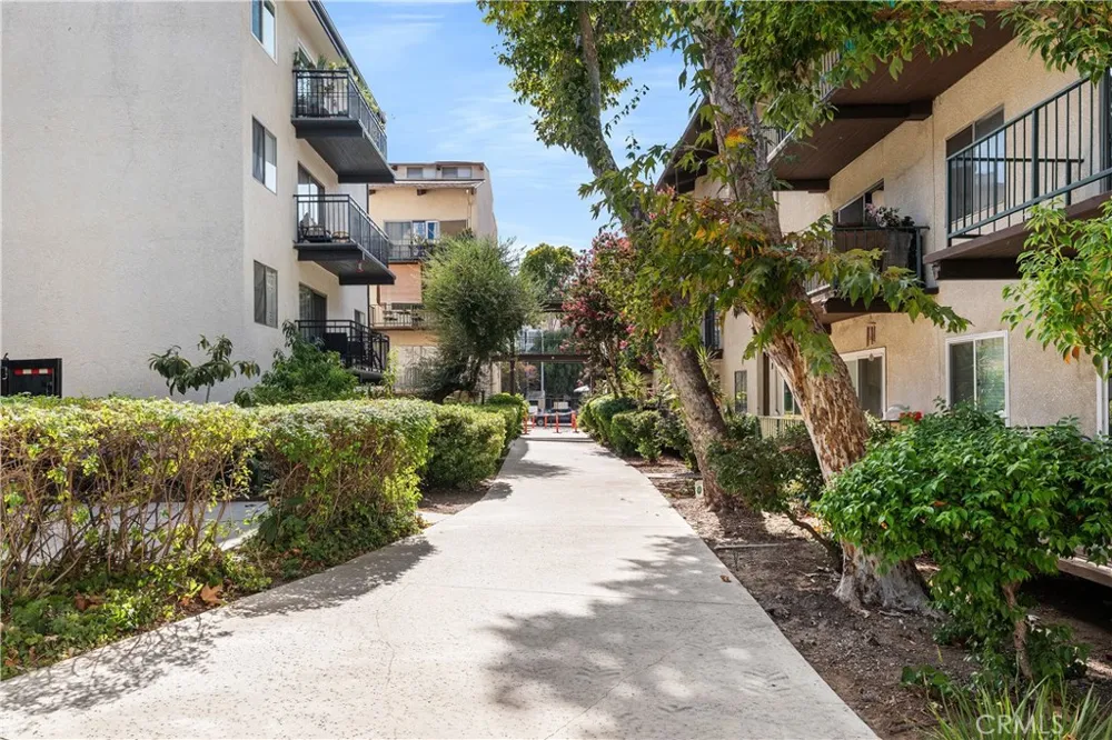 5460 White Oak Avenue #G307 Encino, CA 91316