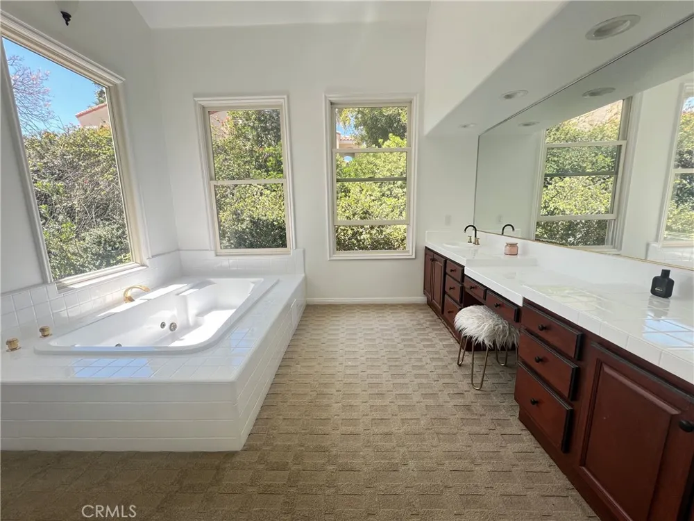 24142 Park Riviera Calabasas, CA 91302