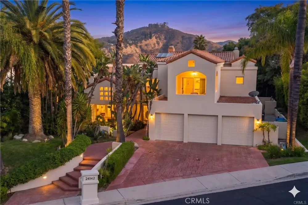 24142 Park Riviera Calabasas, CA 91302