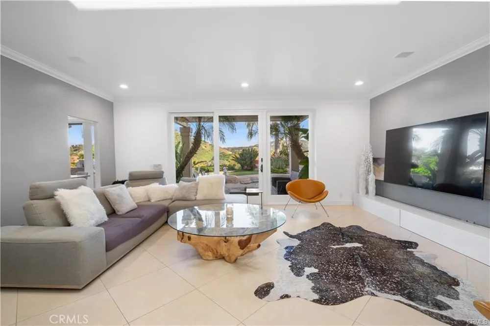 24142 Park Riviera Calabasas, CA 91302