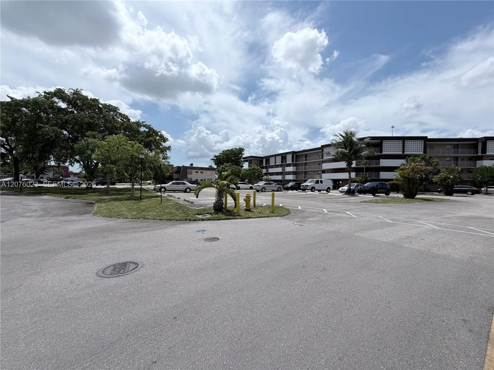 2951 NW 46th Ave #109 Lauderdale Lakes, FL 33313