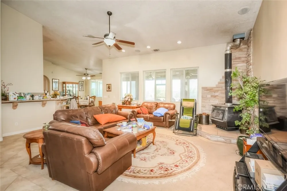 13830 Paramount Phelan, CA 92371