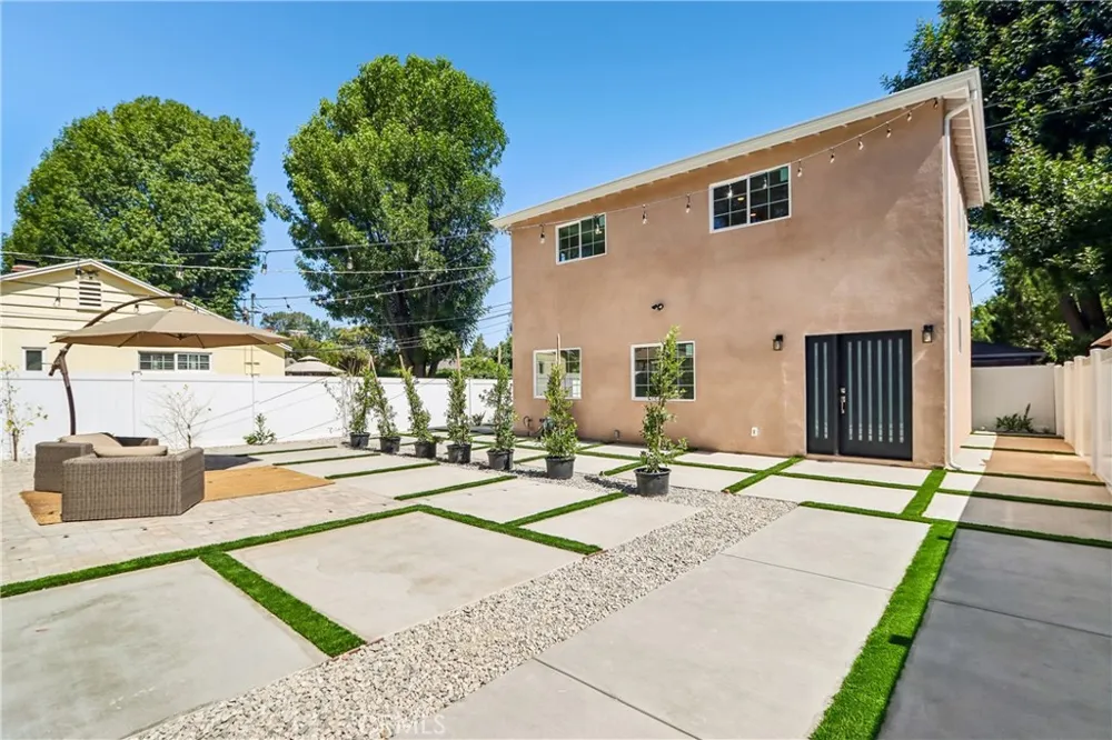 21233 Lopez Street Woodland Hills, CA 91364