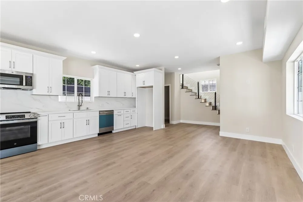 21233 Lopez Street Woodland Hills, CA 91364