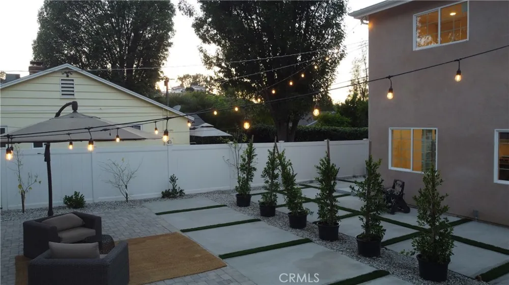21233 Lopez Street Woodland Hills, CA 91364