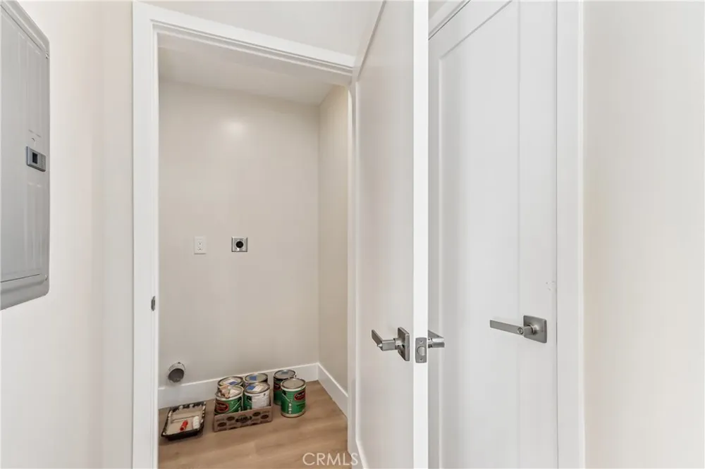 21233 Lopez Street Woodland Hills, CA 91364