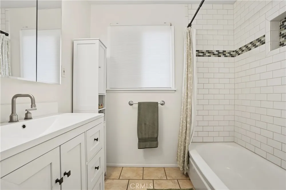7921 Fallbrook West Hills, CA 91304